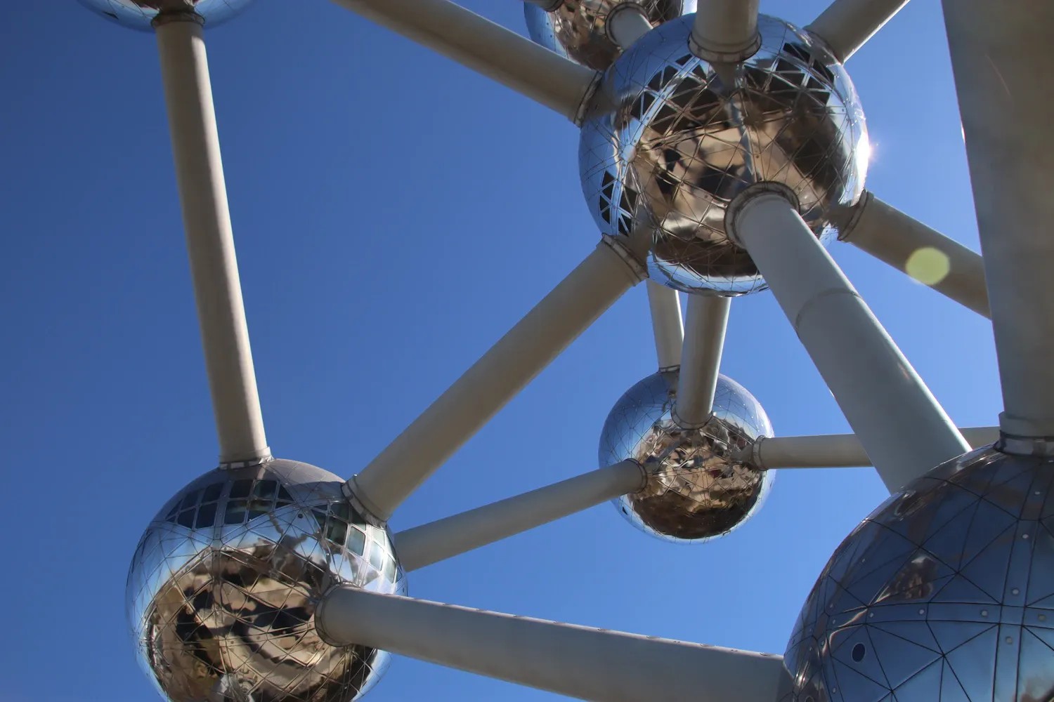 L’Atomium à Bruxelles et ses sphères métalliques