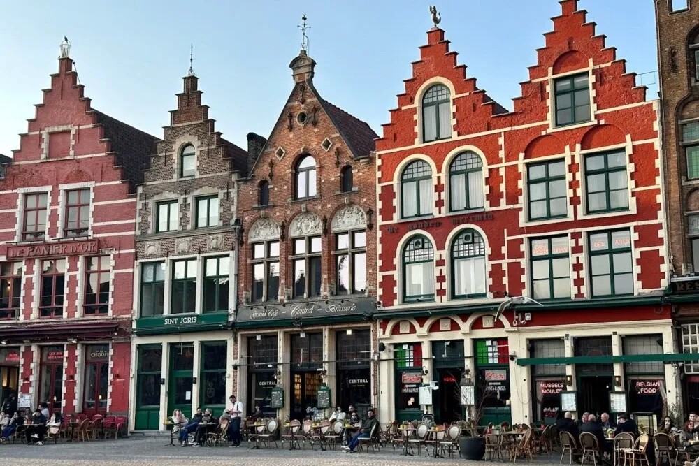 Vue sur les canaux de Bruges depuis un parking
