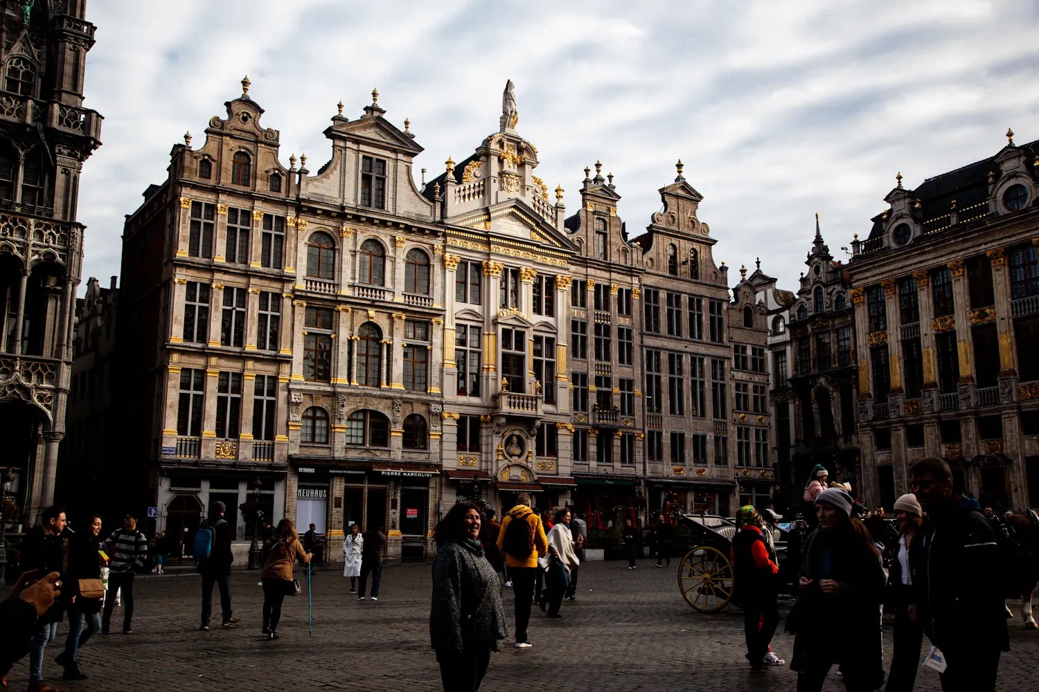 Passants devant la Grand-Place de Bruxelles