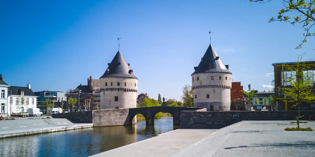 Guide du stationnement à Courtrai et itinéraires vers les tours du Broel