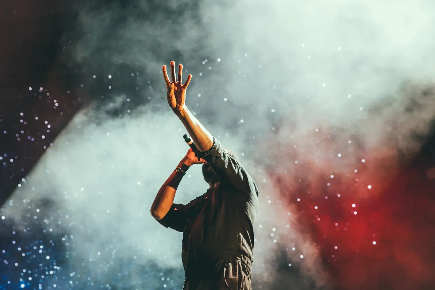 Chanteur sur scène à l’ING Arena de Bruxelles