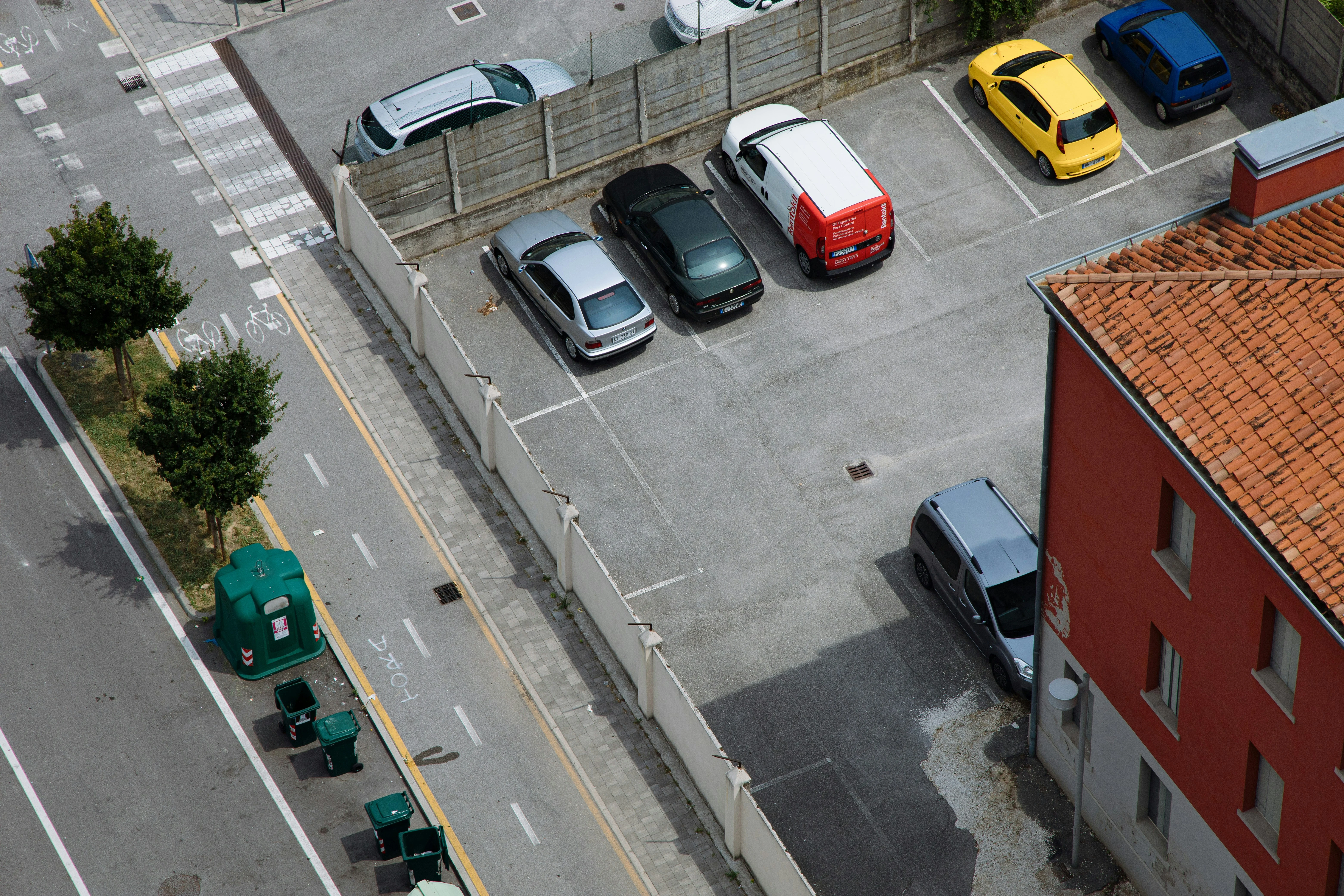 Afbeelding van een parkeerterrein voor auto