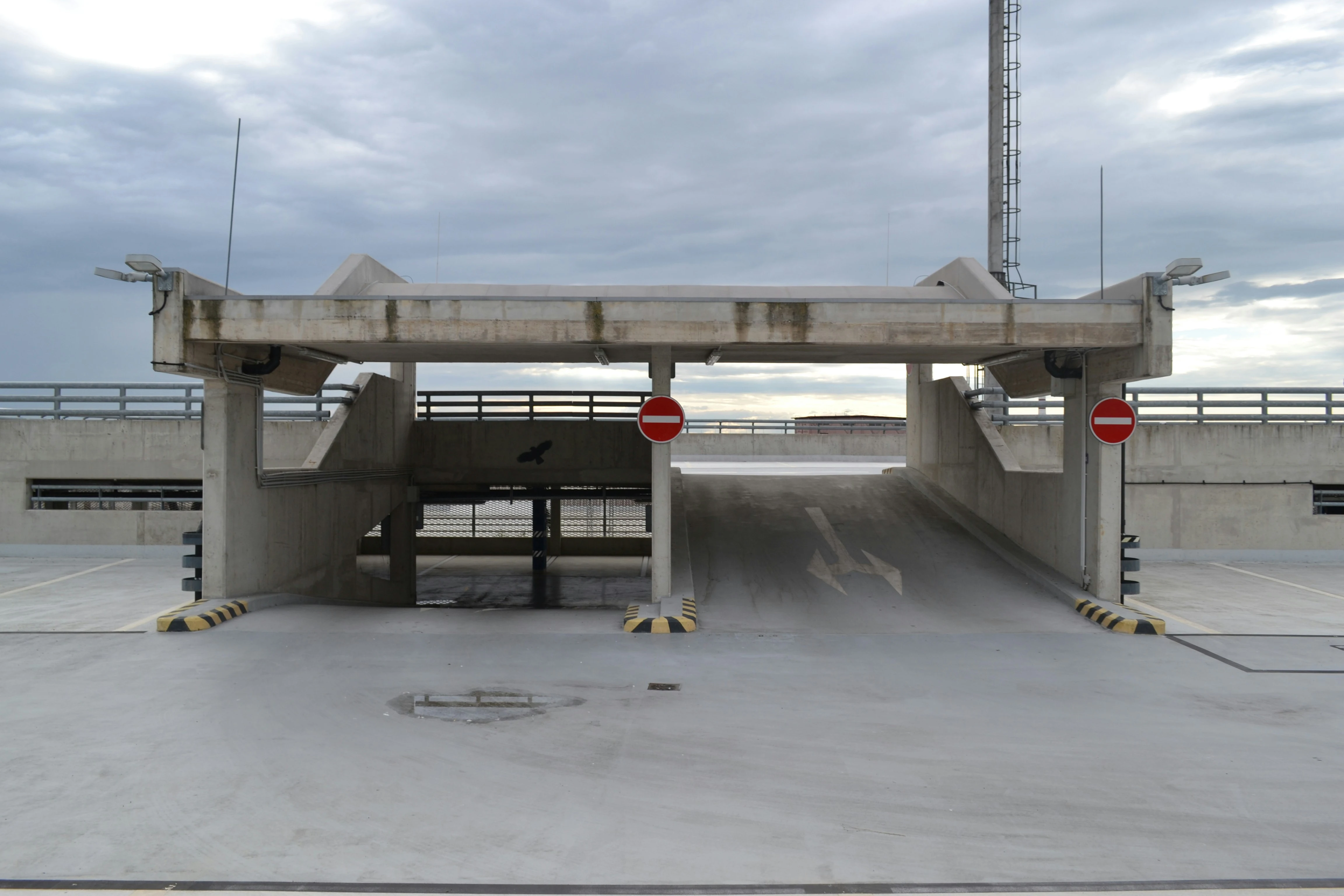 Comparison between public street parking and private garage parking in a Flemish city